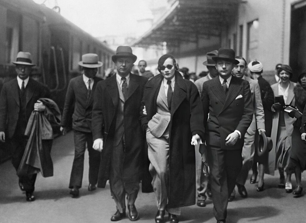 1930. Марлен Дитрих с мужем Рудольфом Зибером на вокзале в Париже